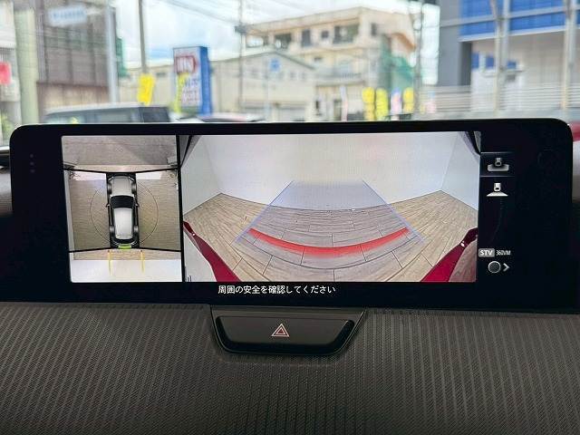 【パノラミックビューモニター】専用のカメラにより、上から見下ろしたような視点で360度クルマの周囲を確認することができます☆死角部分も確認しやすく、狭い場所での切り返しや駐車もスムーズに行えます。