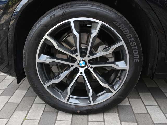 お洒落は脚元から、デザイン性の良いBMWのアロイホイールはクルマの雰囲気をよりスポーティに、よりエレガントに演出。もちろん強度も十分で安心。