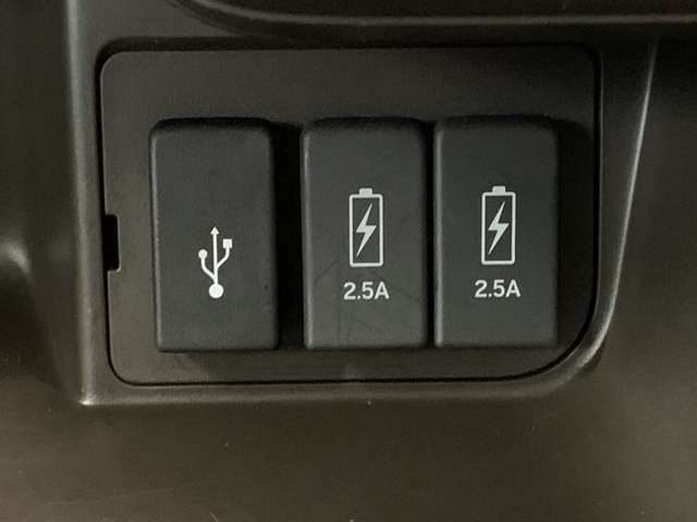 USBも完備しており長距離でも安心です！スマートフォンやタブレット等の充電が可能なUSBポート付きです。好きな音楽も一緒に連れ出せますよね。