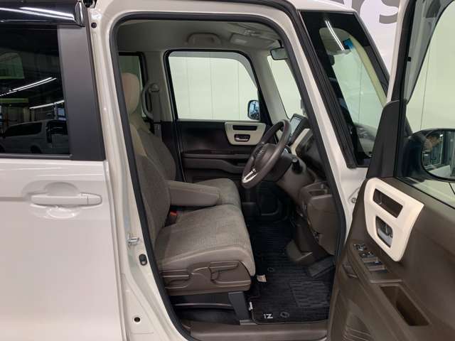 全身を包み込むような形状のシートです。体をしっかりとホールドしてくれるので長距離ドライブでも疲れにくいんですよ！