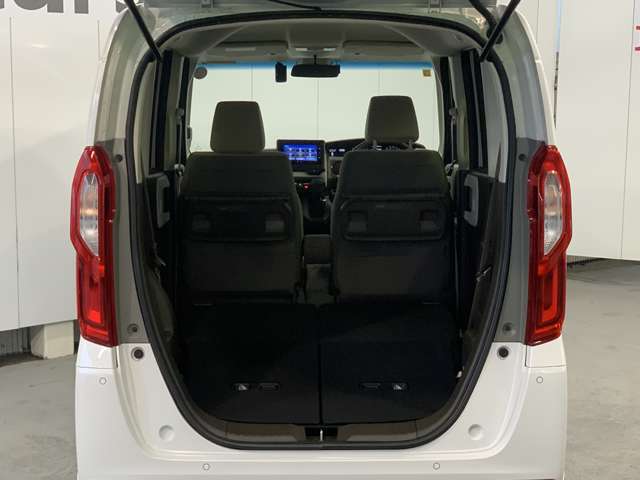 後列を収納すれば大型トランクに早変わり！段差も出来ず荷物の積み込みもラクラク♪