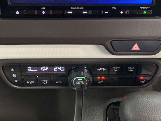より快適にドライブを過ごして頂ける様に簡単に調整ができるオートエアコンを装備しております！ワンタッチですのでどなたでも簡単に操作できます！室内はこれでいつでも快適に保たれます。
