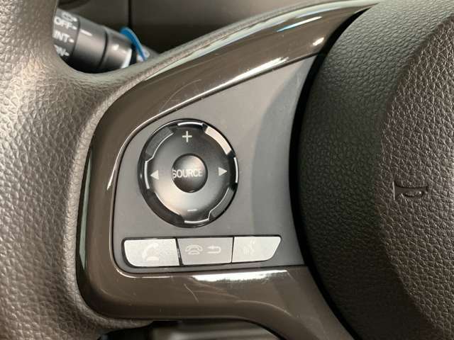 オーディオコントロールスイッチ付き！ハンドルを握ったままチャンネルや音量の調整が可能です。見た目以上に運転していると便利な機能なんですよ。