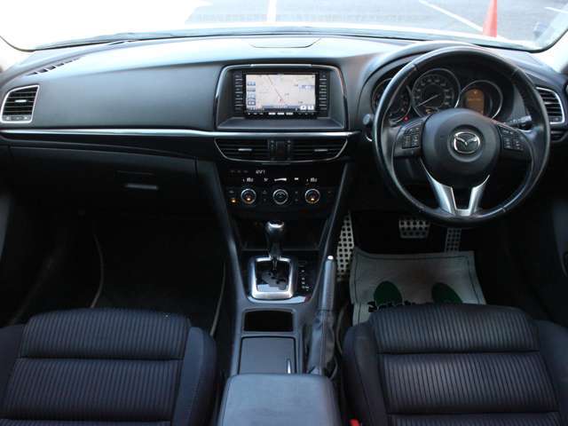 スッキリとしたアテンザらしいデザインのダッシュ回り！フロントビューの視認性もよく運転しやすいと思います★