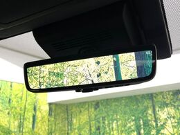 【デジタルインナーミラー】後席の大きな荷物や同乗者で後方が確認しづらい時でも安心！カメラが撮影した車両後方の映像をルームミラー内に表示。クリアな視界で状況の確認が可能です！