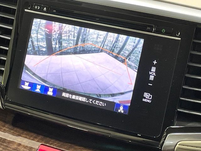 【バックカメラ】駐車時に後方がリアルタイム映像で確認できます。大型商業施設や立体駐車場での駐車時や、夜間のバック時に大活躍！運転スキルに関わらず、今や必須となった装備のひとつです！