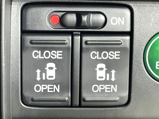 【両側パワースライドドア】スマートキーや運転席のスイッチで後席両側スライドドアの開閉が可能♪電動だから力を入れてドアを開ける必要が無く、小さなお子様でも簡単に開け閉めでき快適です♪