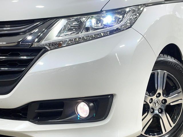 【LEDヘッドライト】悪天候や夜間走行時も良好な視界を確保し安心して運転できる高輝度LEDヘッドライトを装備！点灯速度が早く、消費電力も抑えられています。