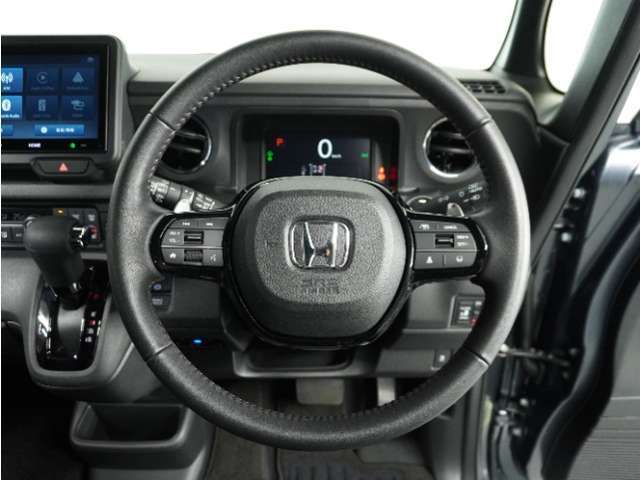 【Honda SENSING】 カメラ等装置で精度の高い検知能力を発揮、安全運転を支援します。ステアリング上のコントローラーに注目！