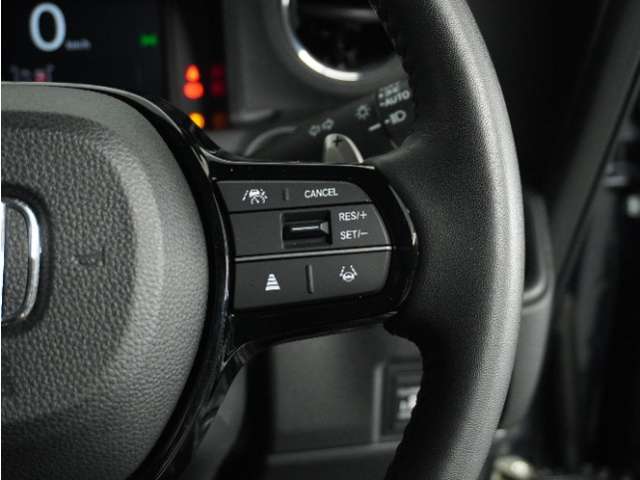 【アダプティブクルーズコントロール】予め設定した車速内でクルマが自動的に加減速。前走車との適切な車間距離を維持しながら追従走行します。【LKAS】車線維持支援システムでステアリング操作を支援。