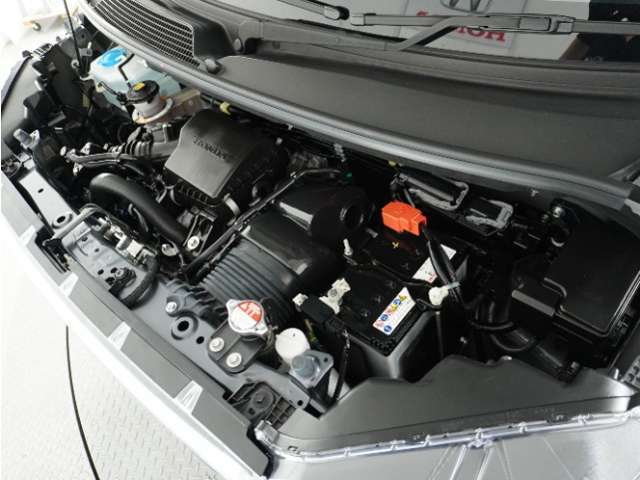 エンジンは車の心臓部分です。このエンジンルームが汚いとトラブルの基になります。当店は専用の液剤を使って徹底的に綺麗にします。