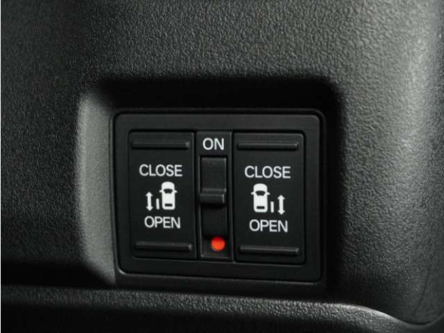 ◆両側電動スライドドア◆狭い駐車場でも乗り降りが楽々♪お子様が隣の車にドアを当ててしまう心配もございません！小さなお子様連れの方もこれで安心。