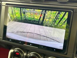 【バックカメラ】駐車時に後方がリアルタイム映像で確認できます。大型商業施設や立体駐車場での駐車時や、夜間のバック時に大活躍！運転スキルに関わらず、今や必須となった装備のひとつです！