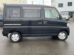 車両の品質管理は室内展示場を完備しておりますので、品質を保った状態の車両をご覧いただけます。