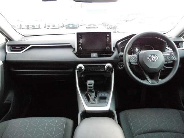 【運転席・インパネまわり】　ハンドル・シート・フロアーなど隅々までプロによるクリーニング済み☆彡キレイな車内でドライブが一層快適にお楽しみいただけます！！