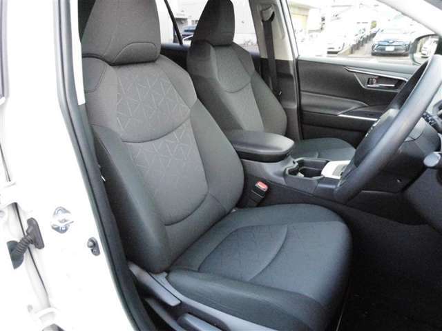 【内装】RAV4の車内です♪もちろん、フロアマットもついてますよ～！