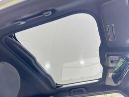 【ガラスルーフ】大型のガラスルーフ搭載で車内の解放感が一気にアップ！開放的なドライブをお楽しみいただけます。