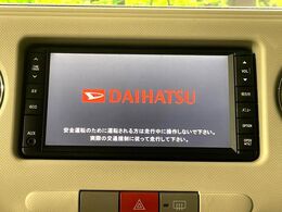 【純正ナビ】人気の純正ナビを装備しております。ナビの使いやすさはもちろん、オーディオ機能も充実！キャンプや旅行はもちろん、通勤や買い物など普段のドライブも楽しくなるはず♪