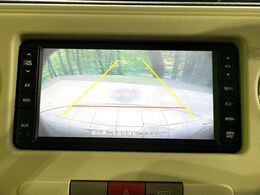 【バックカメラ】駐車時に後方がリアルタイム映像で確認できます。大型商業施設や立体駐車場での駐車時や、夜間のバック時に大活躍！運転スキルに関わらず、今や必須となった装備のひとつです！