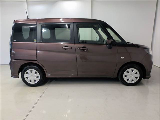 両側スライドドア採用で、狭い駐車場や壁際でも開閉しやすく、お子さまの乗り降りもスムーズ。ドアが横に開かないため隣の車にぶつける心配も少なく、チャイルドシートへの乗せ降ろしや荷物の積み下ろしもラク。