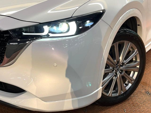 【LEDヘッドライト】悪天候や夜間走行時も良好な視界を確保し安心して運転できる高輝度LEDヘッドライトを装備！点灯速度が早く、消費電力も抑えられています。