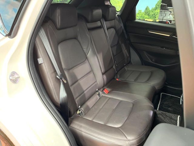 後部座席も気になるようなキズ・汚れやへたり等、大きなダメージはなく、良好な状態です。