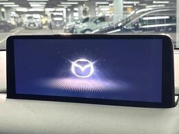 【10.25インチマツダコネクト】車内の雰囲気にマッチした大型ディスプレイ。スマホ接続でのナビ使用やBluetooth再生等、様々な機能が楽しめます。直感的なダイヤル操作が可能で、使い勝手も良好です。