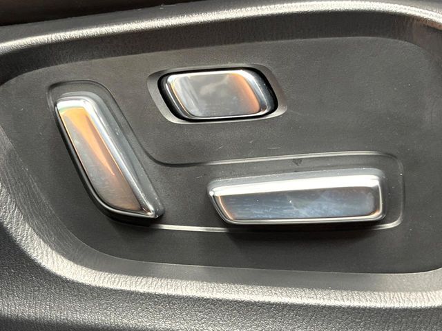 【パワーシート】スイッチ一つで簡単にシートの微調整が可能！電動だから力もいりません！快適なシートポジションにセットして、快適なドライブをお楽しみください。