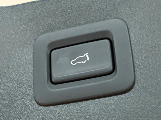 【パワーバックドア】スマートキーや運転席のボタンを押すだけでリアゲートが自動で開閉します！荷物を持っている時や、高い位置にあるバックドアを閉める際に便利な機能です♪