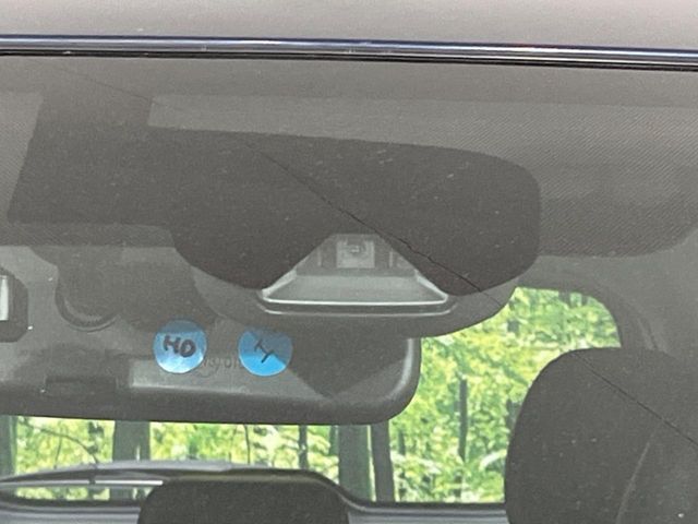 【エマージェンシーブレーキ】走行中に前方の車両等を認識し、衝突しそうな時は警報とブレーキで衝突回避と被害軽減をアシスト。より安全にドライブをお楽しみいただけます。
