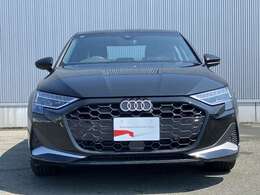 日本人デザイナーの発案によって2005年から採用されている、「シングルフレームグリル」。ひと目でAudiとわかる象徴的なデザインはAudiのブランドイメージを確立しています。