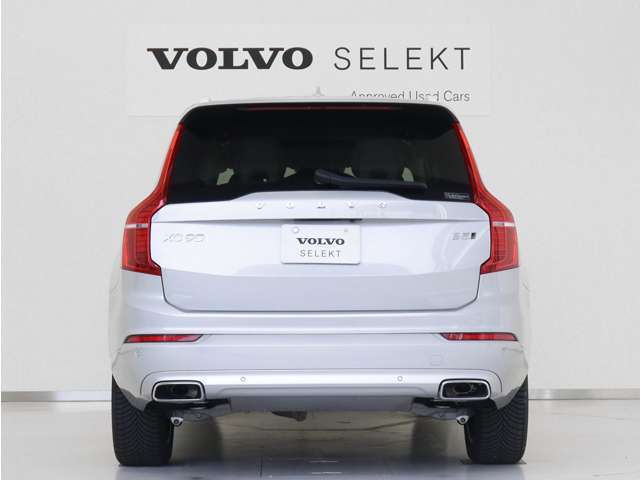XC90には、フルサイズSUVにふさわしい余裕ある力強さと、自信に満ちた佇まいが備わっています。ボルボ伝統のスタイリングを継承し、力強い存在感を、精巧かつ繊細に形にしたデザインです。