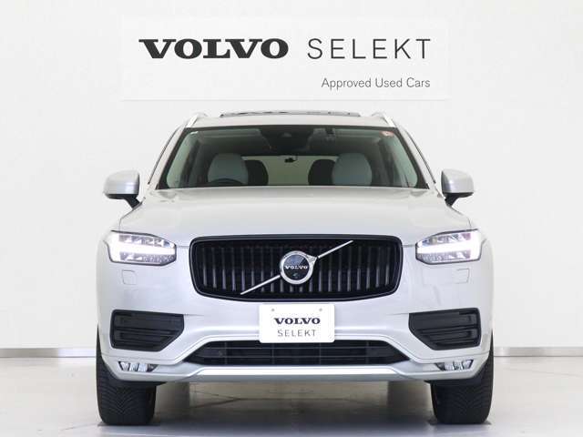 北欧らしさあふれる知的な美を形にしたラグジュアリーSUV、XC90。大胆でありながらもエレガントなスタイリングは、見る人の目に磨き上げられた強さを深く印象づけます。