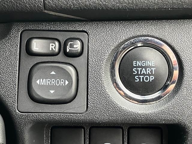 車内へのアクセス楽々、今や必須アイテムの「インテリジェントキー」には、キー複製防止「イモビライザー」まで備わっております。