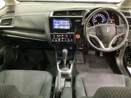 車内は光触媒抗菌消臭施工済です。インパネ周りはスタイリッシュなデザインで機能や装備も充実しています。グローブボックスやカップホルダーのほかにトレーなどたくさんの収納スペースが付いています。