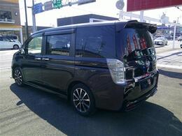 リアヴューです。プライバシーガラスも標準装備です。荷物かくしやエアコンの効きもちがいますね。日よけにも最適です。