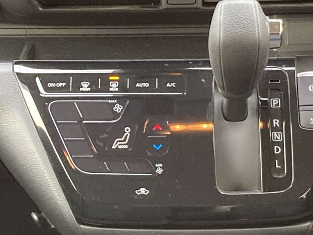 ◆エアコン◆温度の設定をしてAUTOボタンを押すだけ簡単。車内を快適な温度に保ってくれます