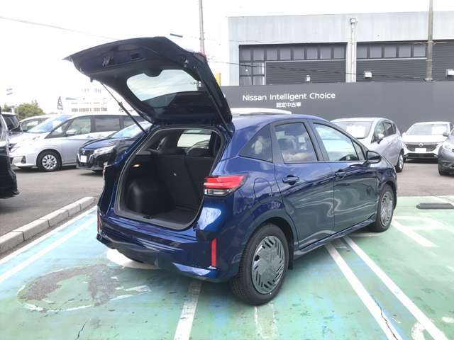バックドアは高い位置まで上がるので頭が当たりにくいです。