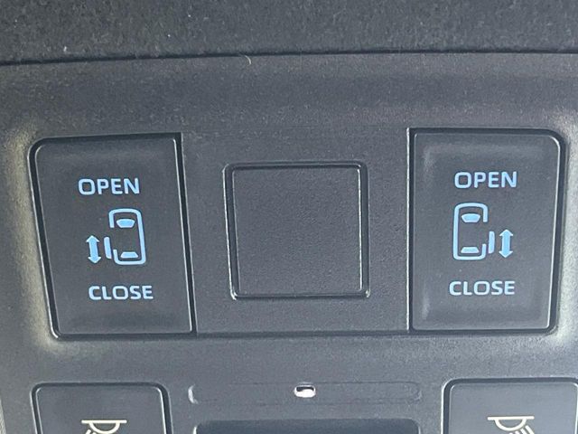 【両側パワースライドドア】スマートキーや運転席のスイッチで後席両側スライドドアの開閉が可能♪電動だから力を入れてドアを開ける必要が無く、小さなお子様でも簡単に開け閉めでき快適です♪