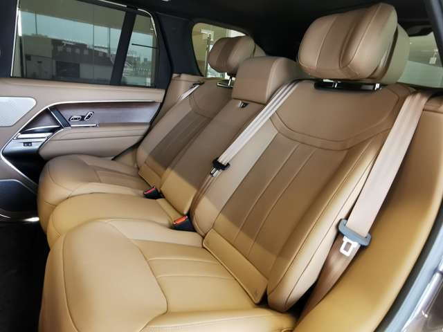 後部座席もしっかりとした造り込みがなされ、大人5名が乗っても長距離でも疲れにくくゆっくりくつろいでいただくことができます。