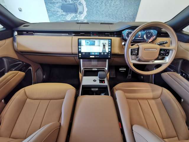 ランドローバーブランドの特徴をしっかりと受け継ぐ水平基調のシンプルなデザイン、は乗る人にいつでも新鮮な気持ちにさせてくれるだけではなく、直感的な操作を可能としてくれます。