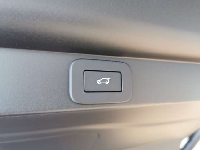 【パワーテールゲート】　パワーテールゲートを備えており、ボタン操作での自動開閉が可能です。女性からも重宝される装備の一つです。