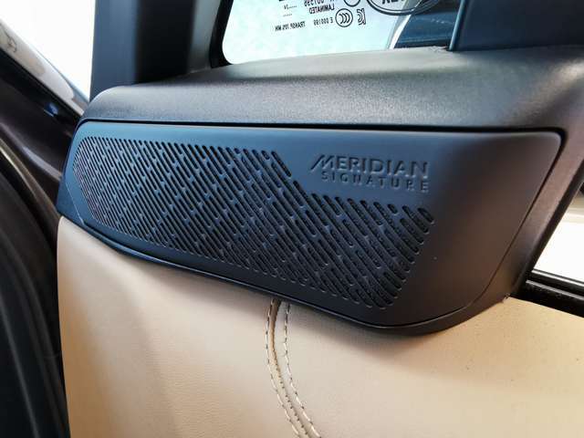 【MERIDIANシグネチャーサウンドシステム 】フロント/サイド/リアスピーカーとデュアルチャンネルサブウーファーを採用したMeridianサラウンドサウンドシステム