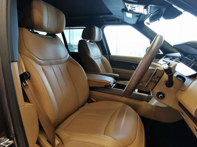 運転席はドライバーをしっかり包み込むように設計されており、長時間のドライブも問題御座いません。また大きな傷や、汚れなどなく綺麗な状態で入庫しています