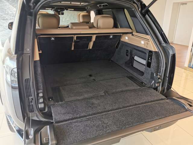 ラゲッジスペースもご覧の容量です。セカンドシートを倒せば、更に大きい荷物を収容できます。