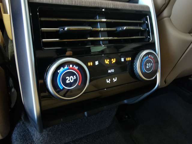 後部座席からでもエアコン温度も調節が可能です。季節に問わず快適にお乗り頂けます。