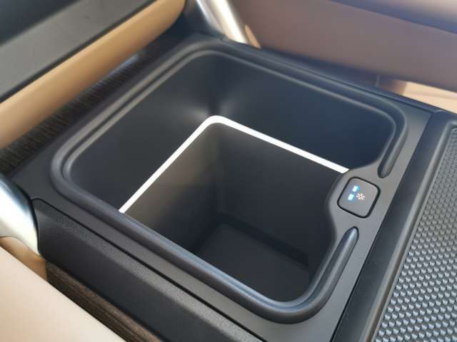 【急速クーラーボックス 】 センターコンソール内に内蔵されます。ドリンクを常に冷たく保つことができます。