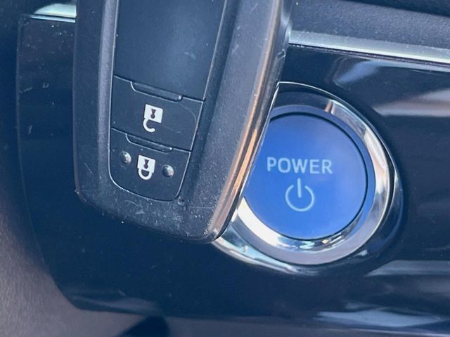 【スマートキー】カバンやポケットに入れたままでもドアの施錠・解錠が可能なスマートキーを装備。エンジンのオン・オフ時もカギを取り出す必要が無いからとっても便利です♪