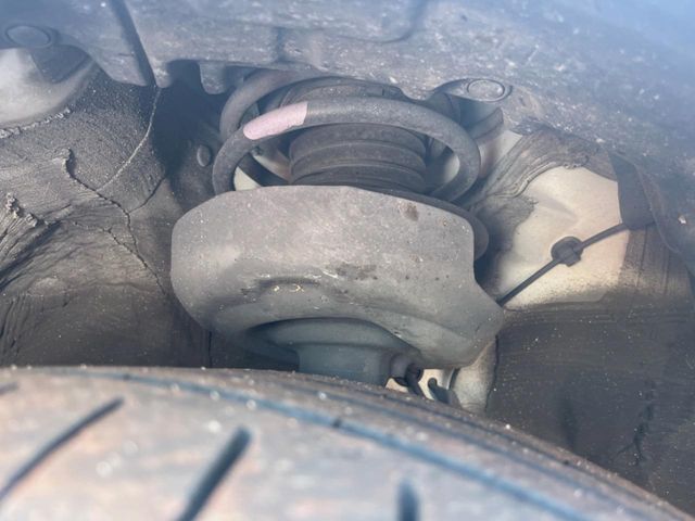 お車を安心してお乗りいただく為には、足回りの定期点検が欠かせません。サービスサポート（有償保証）では無料点検もご提供しており、安心のカーライフをお過ごしいただけるサポート体制が整っています。