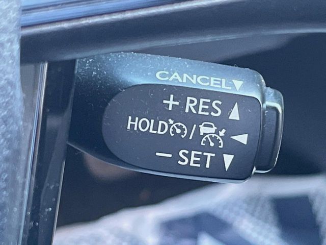 【レーダークルーズコントロール】高速道路での長距離走行が楽に！！自動で速度を保つクルーズコントロールが、衝突軽減システムと連携し、前方の車両を感知して車間を保つように速度調節してくれます！！